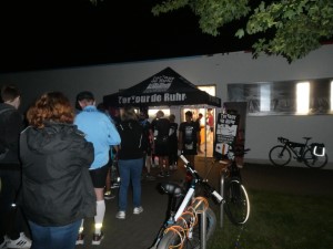 VP Herdecke nachts um drei. Noch 100 km.