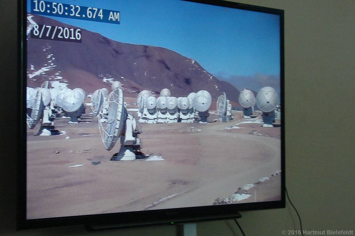 Die Teleskope selbst sehen wir nur auf dem Monitor