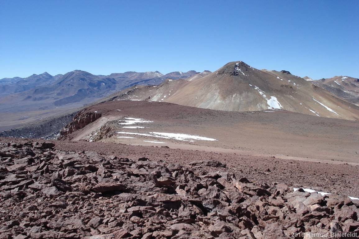 Auf dem flachen Gipfel des Tatio Sur, 5200 m