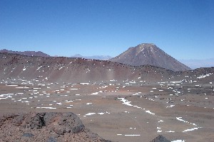 Between Sairecábur and Licancábur a huge crater is located