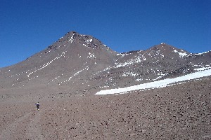 Der Weg führt geradewegs auf den Acamarachi zu