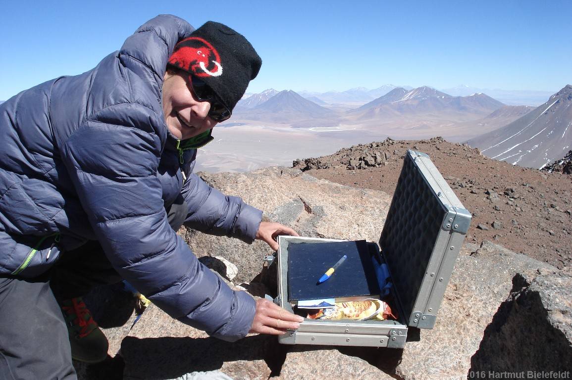 In der Gipfelbuch-Kassette findet sich auch eine Kekspackung f�r den Notfall