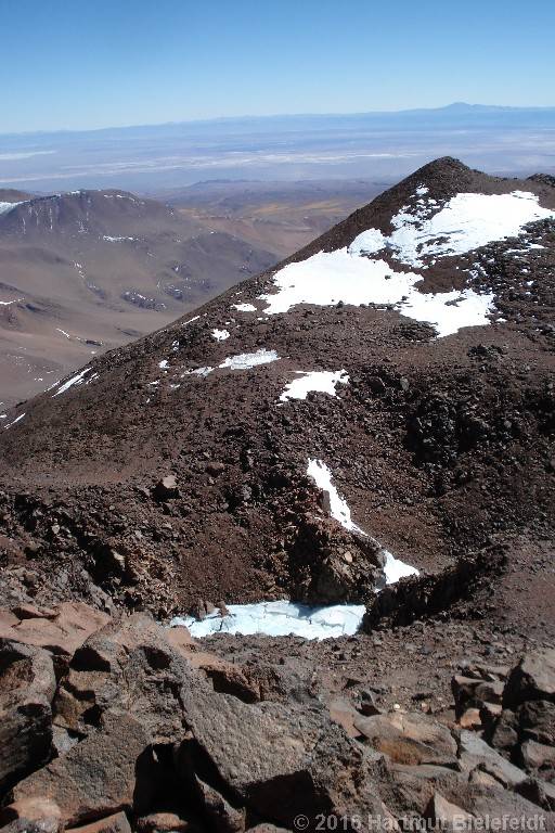 Unterm Gipfel liegt der kleine Kratersee