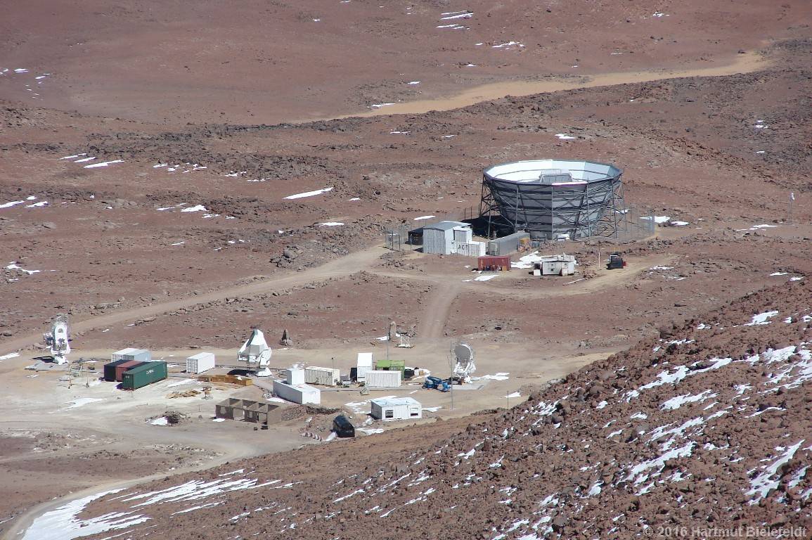 Am Fu� des Toco stehen mehrere weitere Radioteleskope