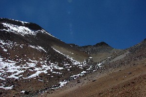 Cerro Toco: Der Hauptgipfel liegt hinten unter dem Lichtreflex