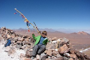 Cerro Toco (5604 m). Die Winkekatze hatte sich im Gipfelsteinhaufen versteckt