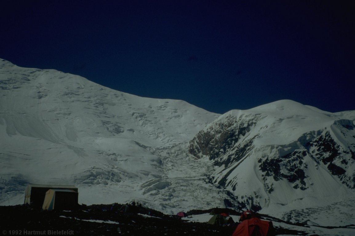 The route leads up the slopes left of the crevassed glacier, then to the right and along the long ridge to the summit