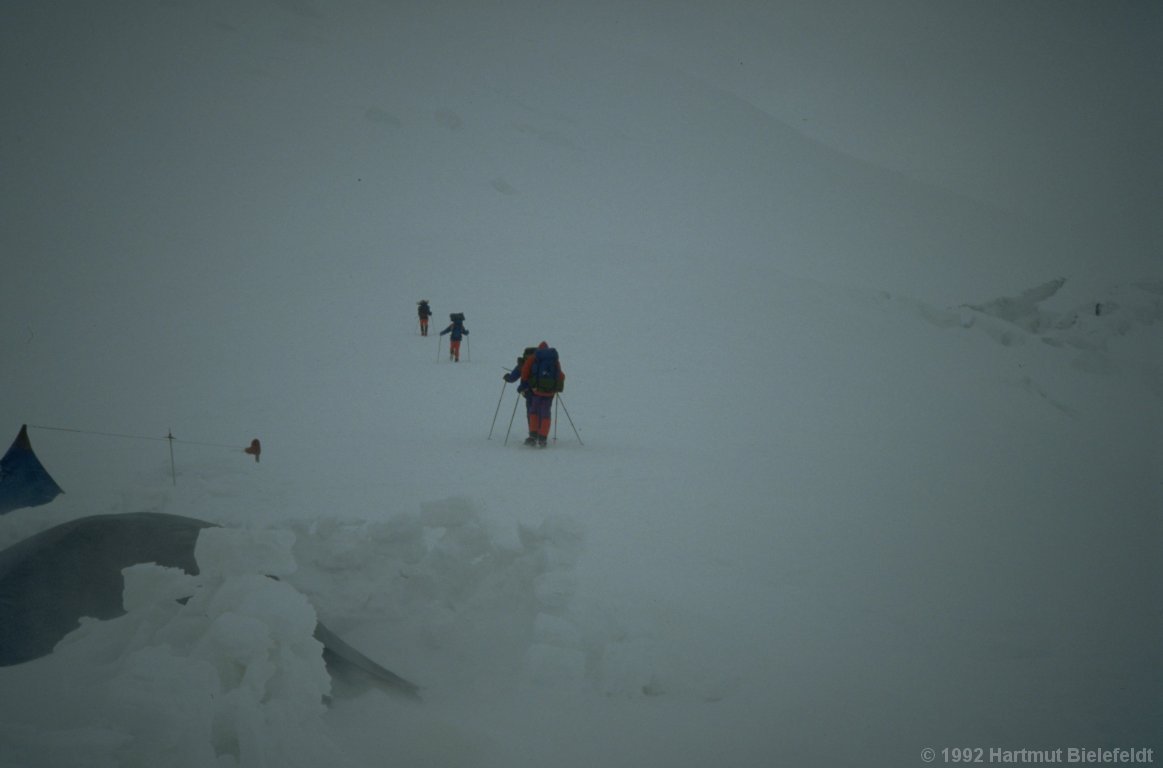 Schlechtwetter auf dem Weiterweg, ca. 5800 m.