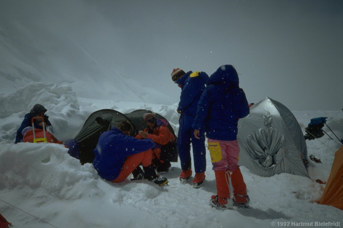 In Lager 3 (6050 m) ist es wieder sonnig.