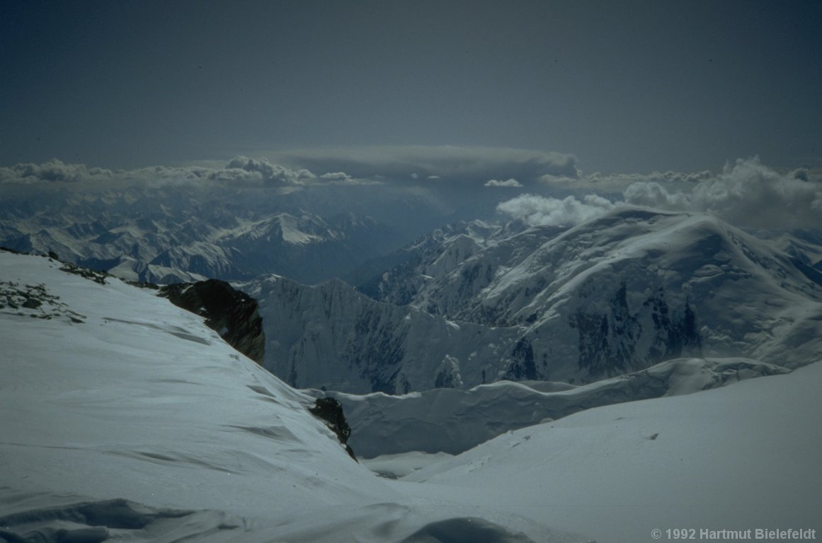 Aussicht in eine endlose, wilde Berglandschaft im Süden