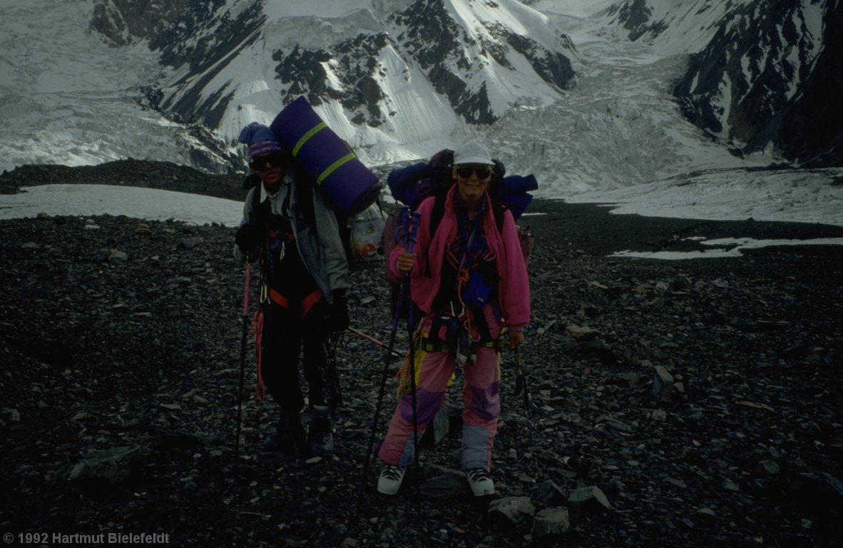 Wie die Packesel beladen, laufen wir wieder in Lager 1 ein.