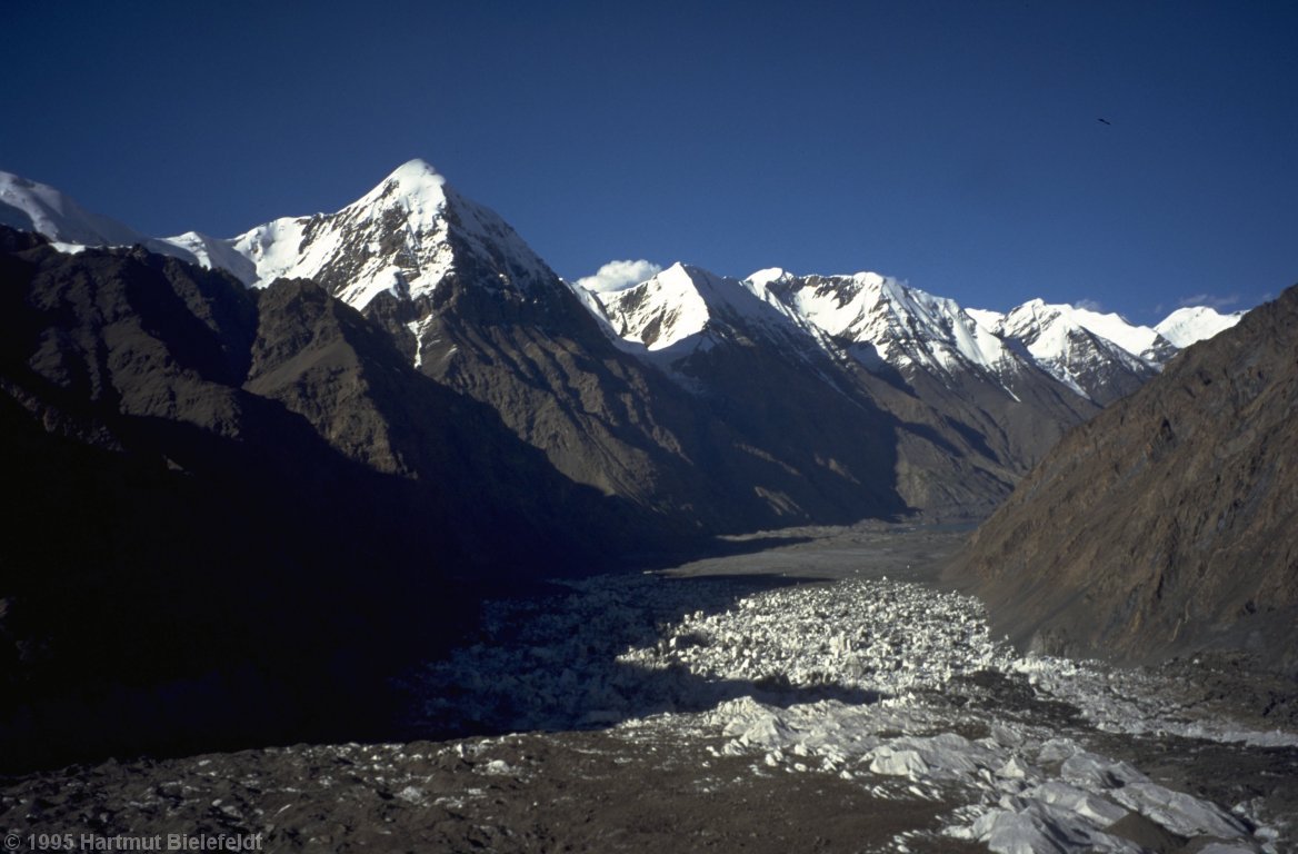 Here South and North Inylchek Glacier meet. Merzbacher Lake unfortunately has low water.