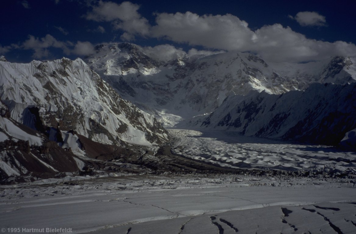 Der Pik Pobeda (7439 m) ist meist in Wolken.