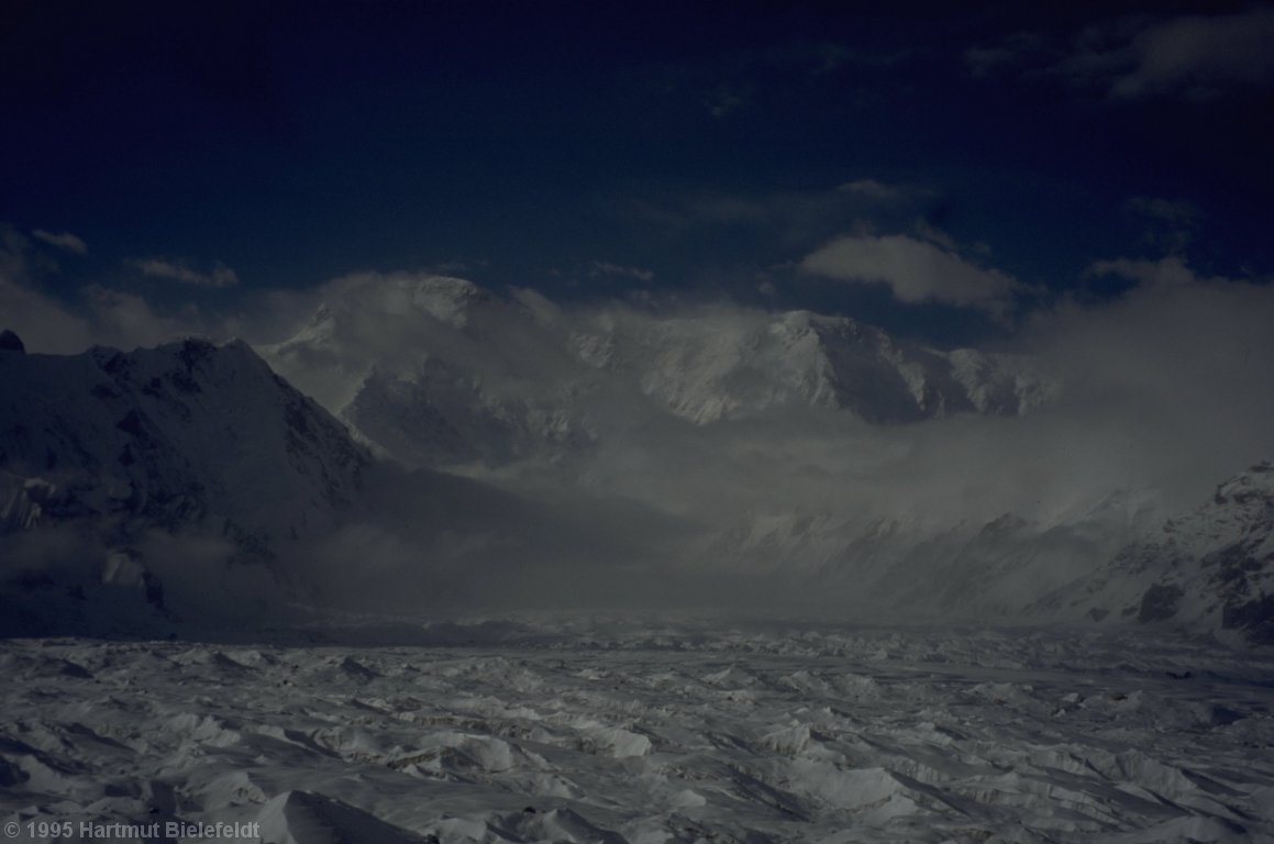 Bald erleben wir typisches Tien Shan-Schönwetter: ein eigenartiger Nebel, der die hohen Berge kaum erkennen lässt.