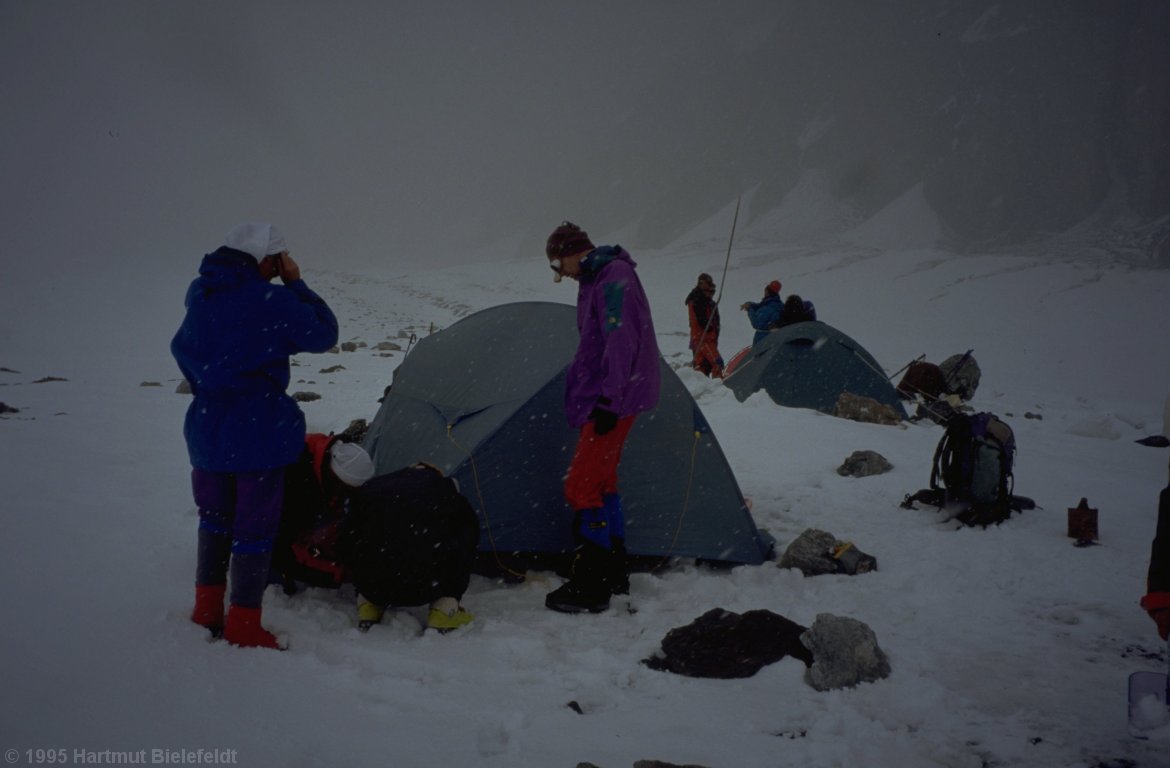 A first carry up to the moraine camp, 200 height meters and two hours up the valley.