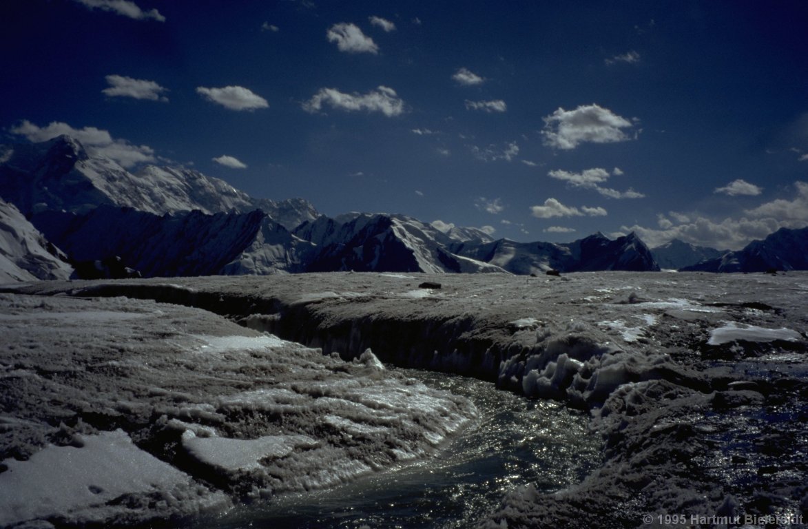 Der Weg zum Moränenlager ist mittlerweile voller kleiner und größerer Schmelzwasserflüsse.