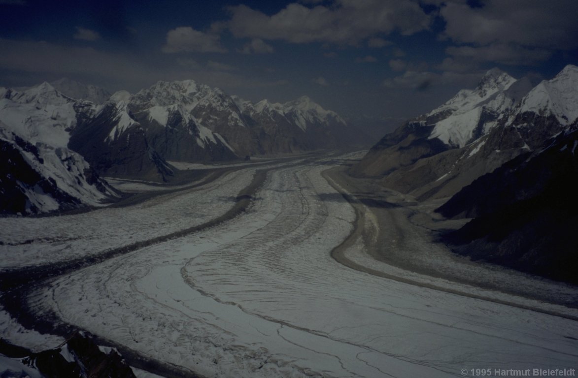 Inylchek Glacier moves out of the valley over more than 60 kilometers.