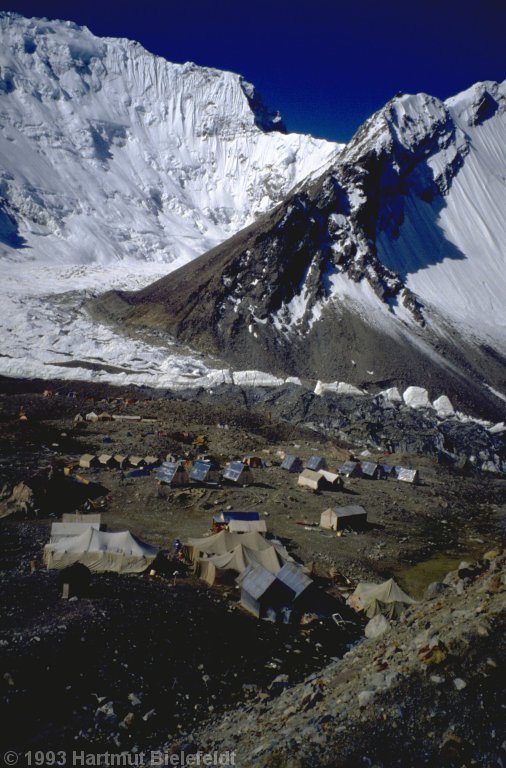 Wir verlassen das Basislager wieder, um den Pik Korzhenevskaja anzugehen