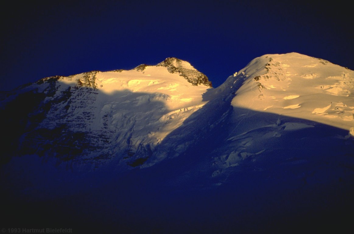 Abend in unserem ersten Hochlager auf 5900 m. Der nächste Lagerplatz liegt am Pik Duschanbe am schwach ausgeprägten Gratrücken.