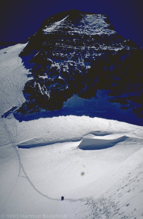 6900 m sind erreicht; jetzt folgt eine lange Schneeflanke.