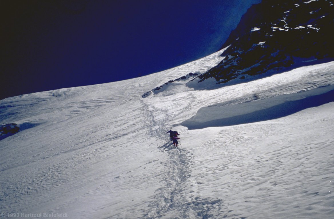 In der Flanke brennt die Sonne unerträglich.