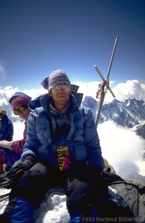 Das improvisierte Gipfelkreuz besteht aus Zeltstangen.