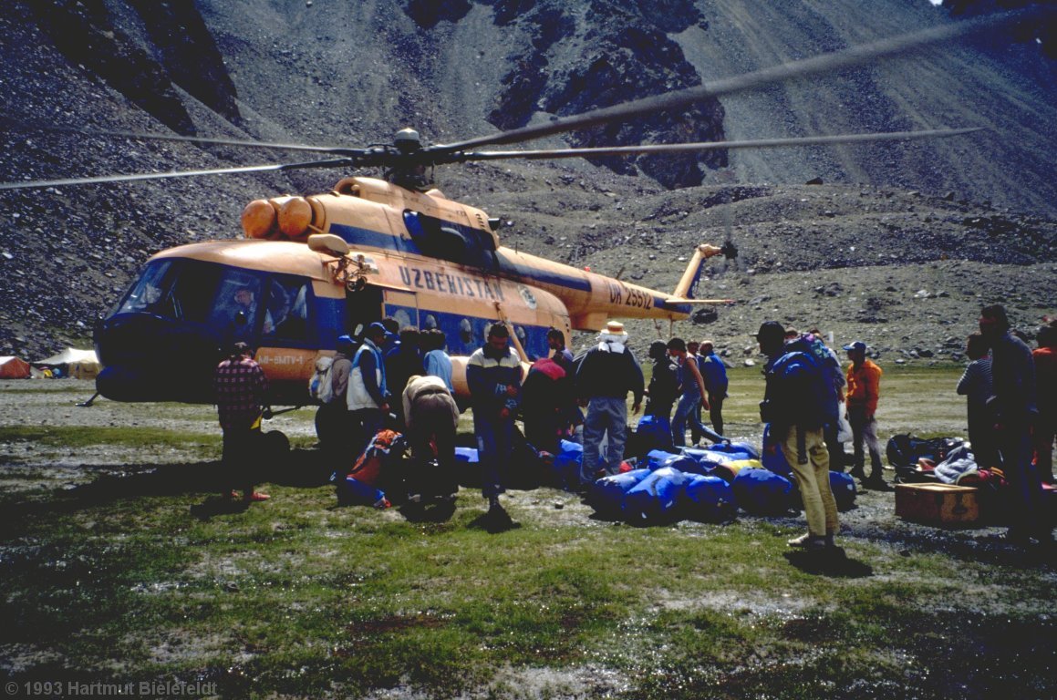 Der Hubschrauber bringt uns schon am nächsten Tag nach Taschkent.
