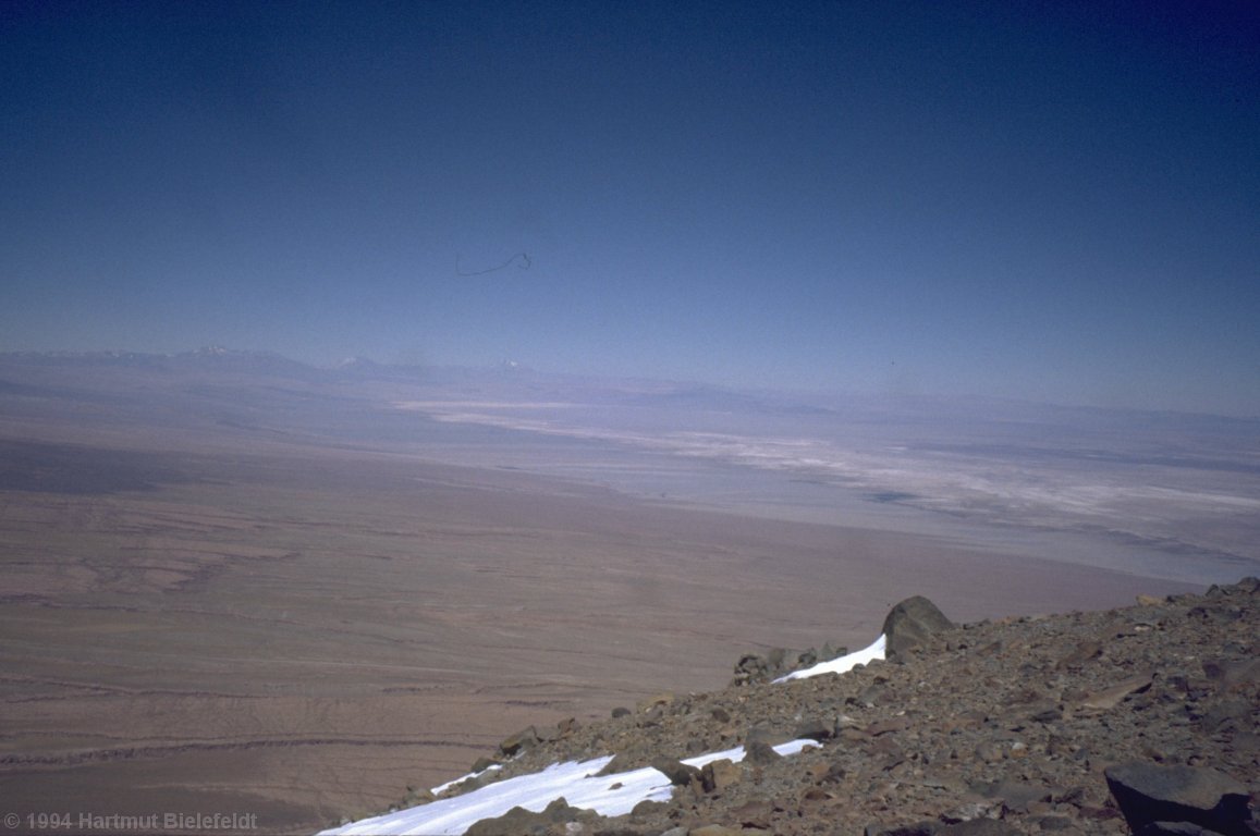 Über hundert Kilometer weit nichts als Puna, Salar und Vulkane.