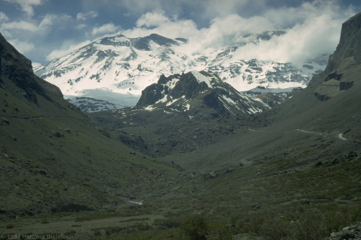 Cajón de Maipo: Der Volcán San Jose ist noch 4000 m höher als wir hier.