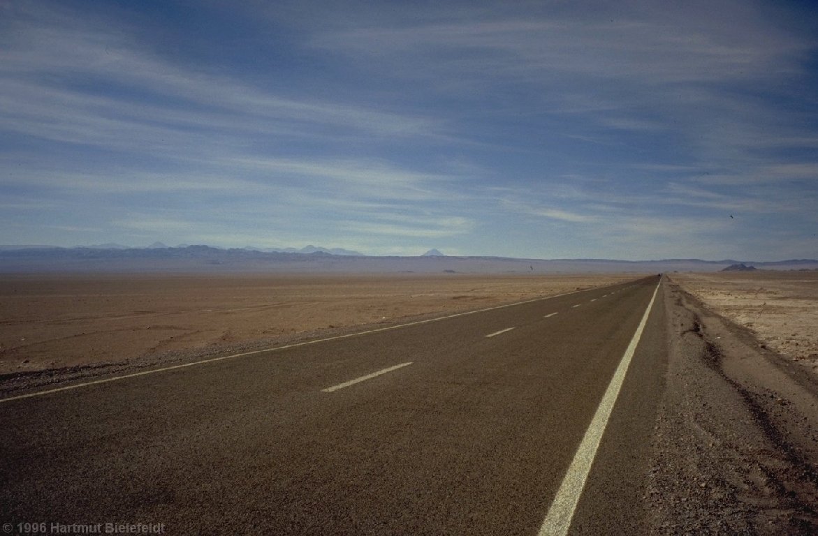 Auf der Straße Calama - San Pedro sieht man in der klaren Luft die 140 km entfernten Berge.