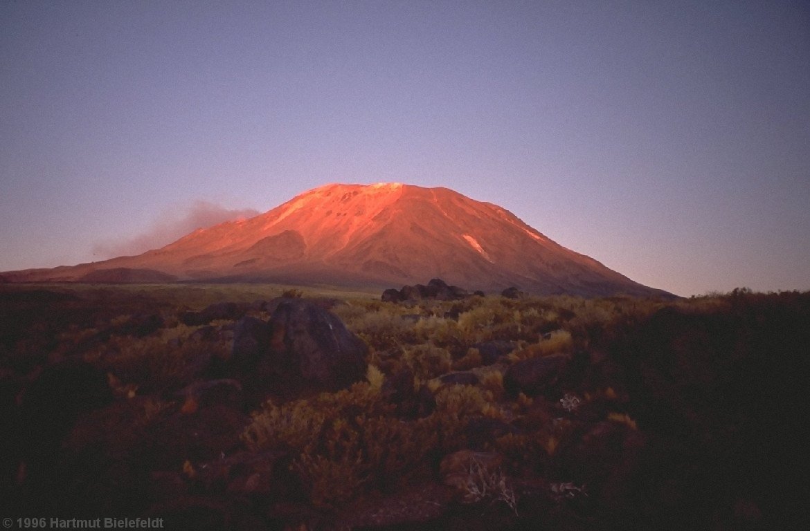 Evening at Láscar; the small clouds are the gases that escape from the crater.