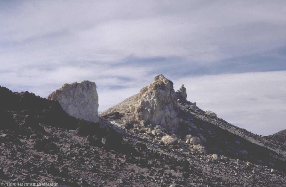 Lava formations at the old crater (secondary summit, about 5500 m)