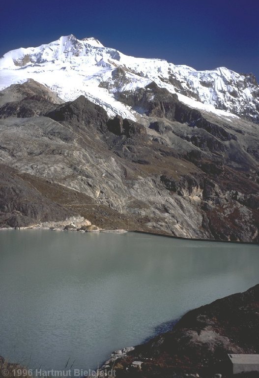 Der Huayna Potosi über der Laguna Zongo. Der größte Teil des Aufstiegswegs ist von hier zu sehen.