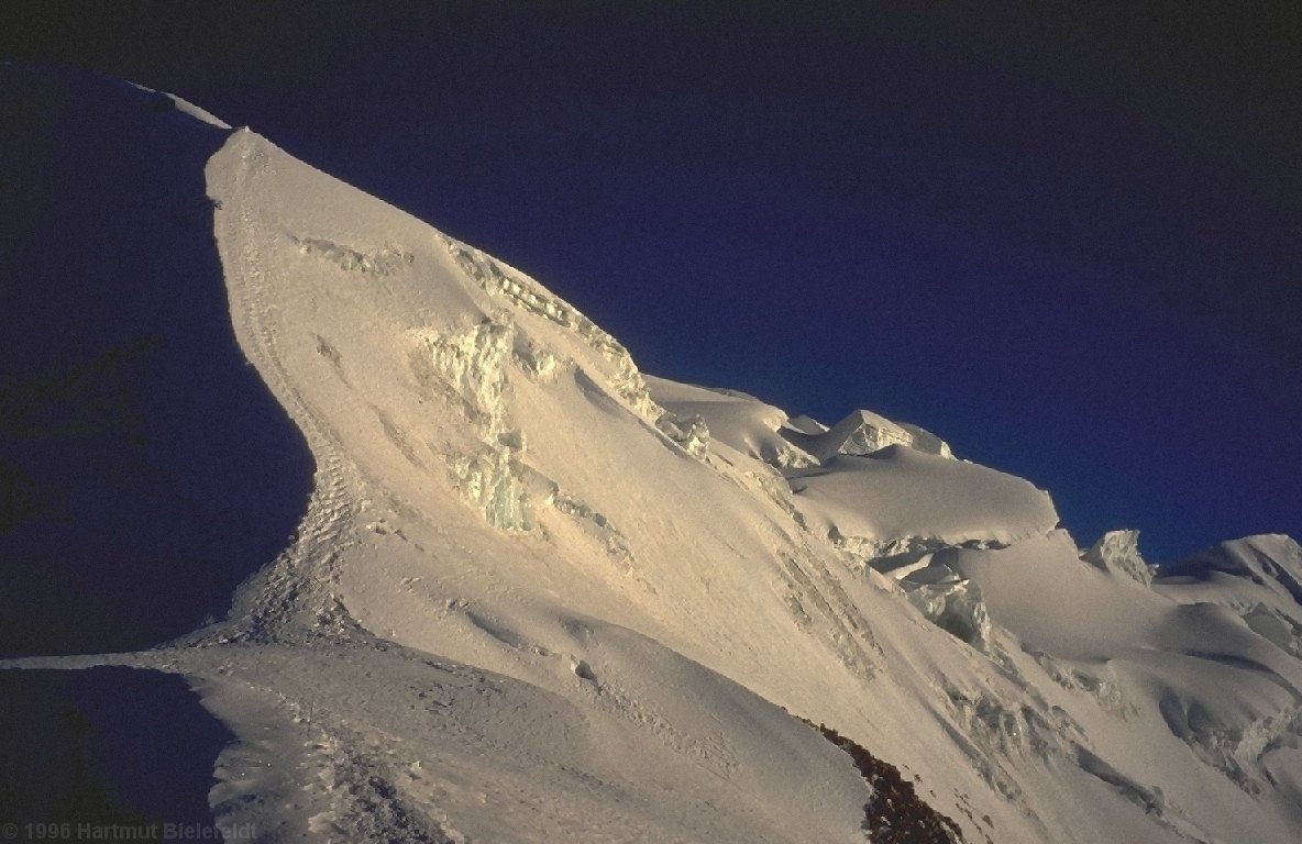 The icy slope, about 40°, is the crux of the route.