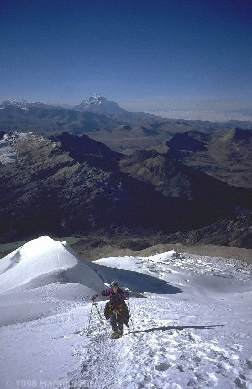 Further above it is easy again. Far behind, Illimani is greeting us.