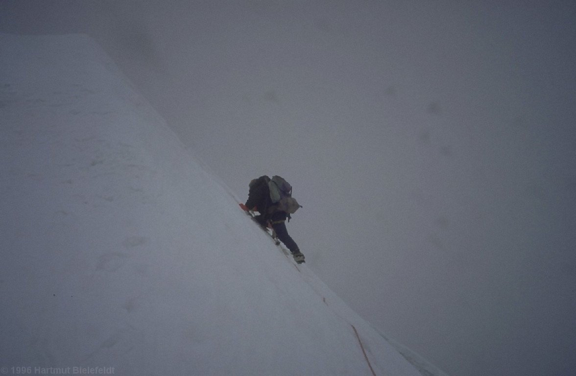 The crux section necessitates some effort also on the descent.