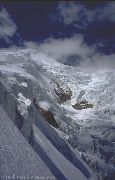 Die Eisbrüche neben dem Grat sind äußerst wild