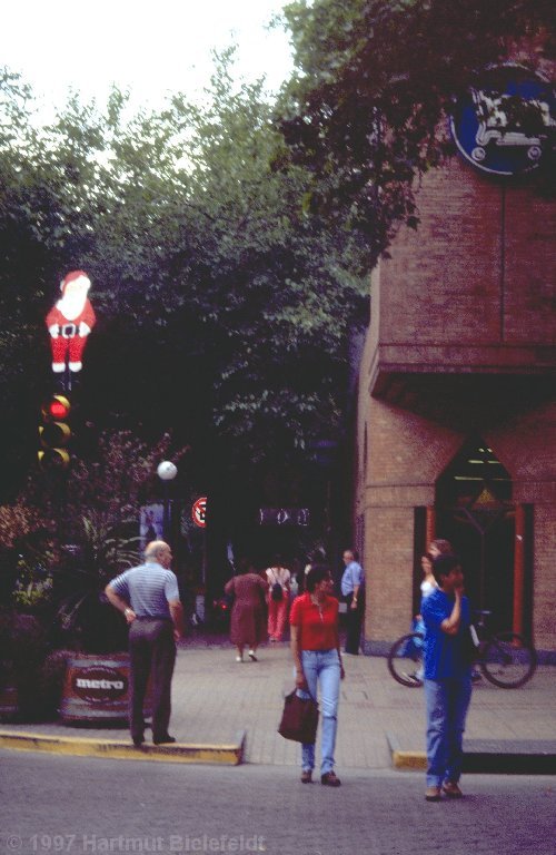 Die Weihnachtsdekoration sieht zum hochsommerlichen Wetter allerdings etwas komisch aus.