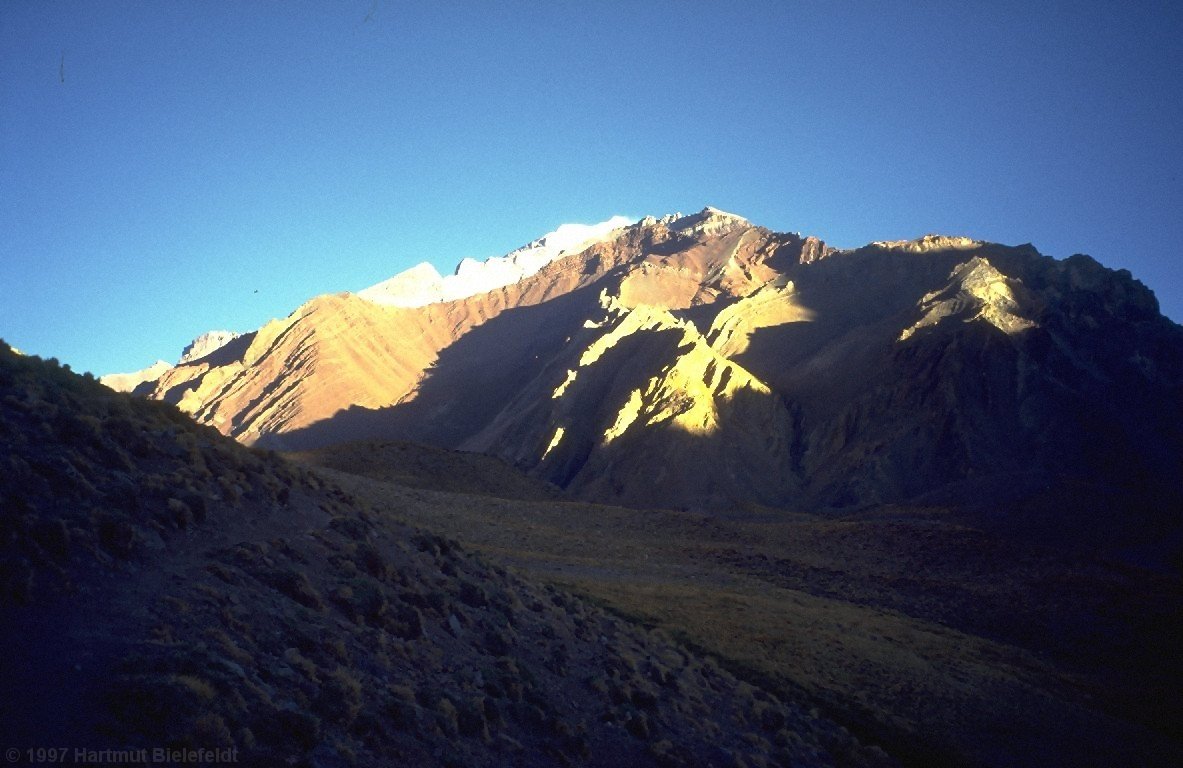 Wir folgen dem Horcones-Tal links um den Aconcagua herum.