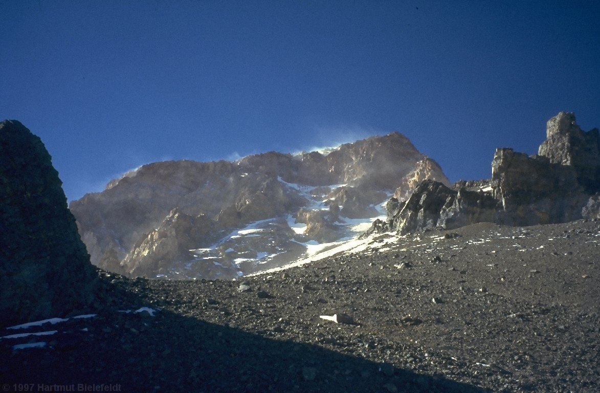 For quite some time the summit pyramid looks quite difficult.