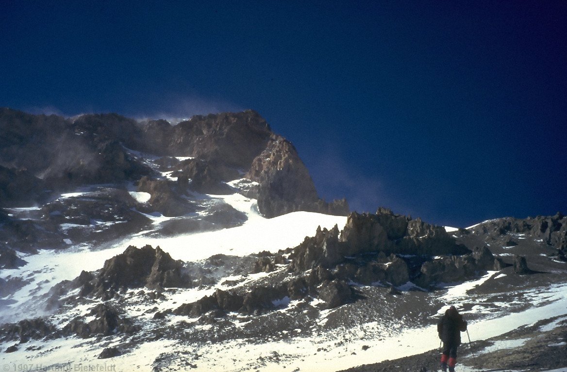 Hinter den kleinen Felsen versteckt sich die oberste Hütte