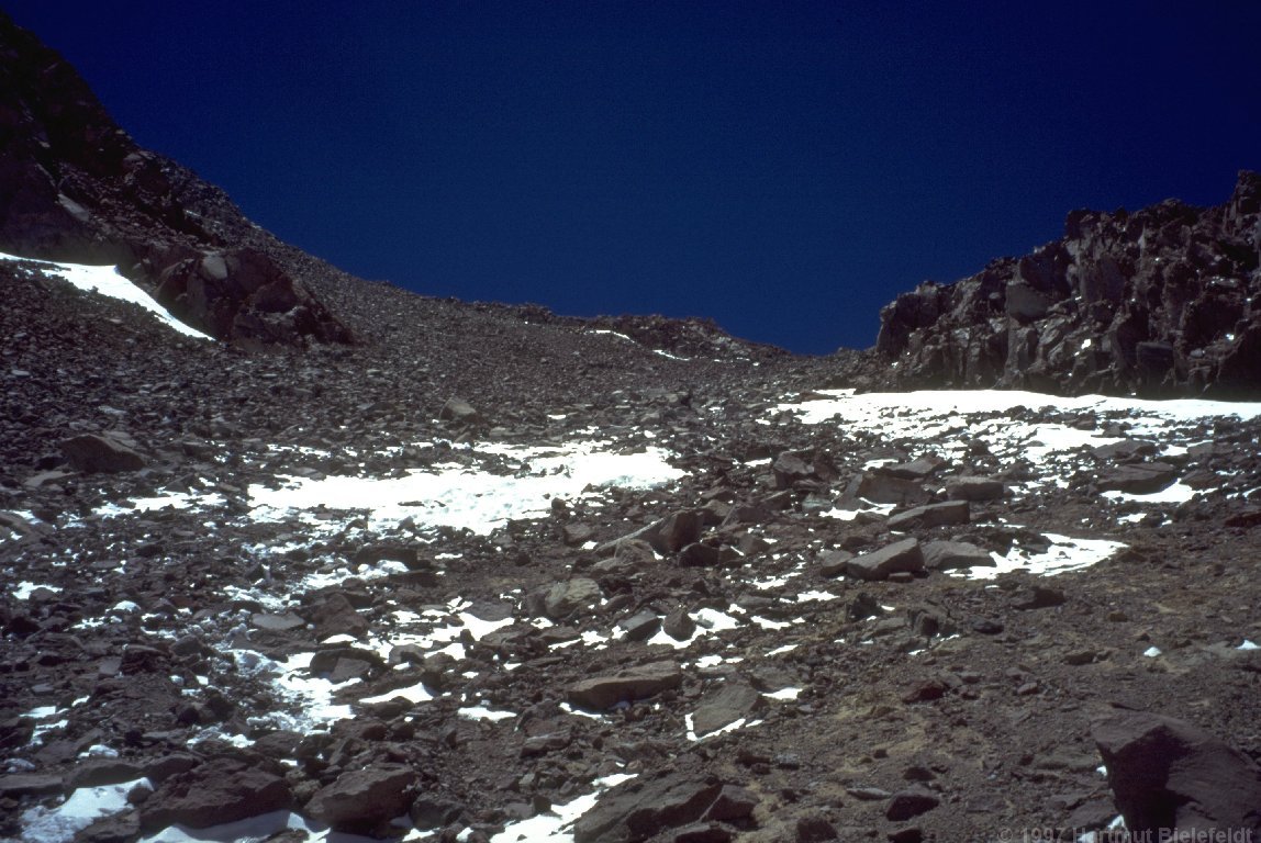 Diese 250 m hohe steile, lose Schuttrinne, die zum Gipfel führt, ist die berühmte Canaleta.