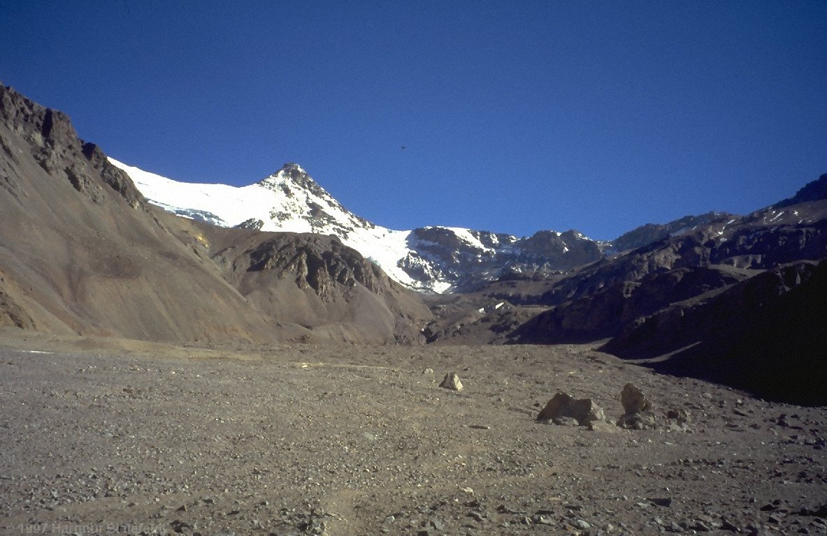 Blick zurück zum Cerro Cuerno. Nun beginnt die lange, öde Ebene.