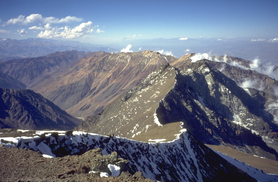 Das Kleine am Ende des geschwungenen Grates ist der Cerro Vallecitos.