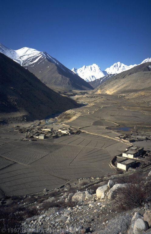 Beim Milarepa-Kloster (4000 m). Im Hintergrund die Berge bei Nyalam.