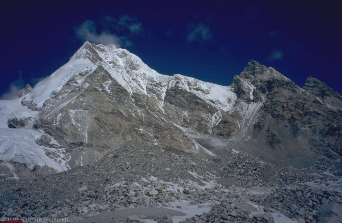 Direkt gegenüber steht der Jobo Rabtsang, 6666 m.