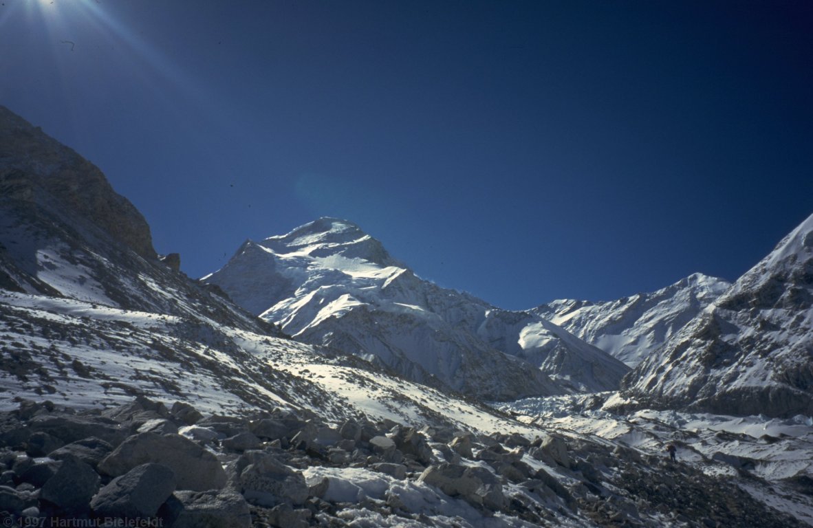 Am Tichy-Lager sehen wir den Cho Oyu endlich aus der Nähe.