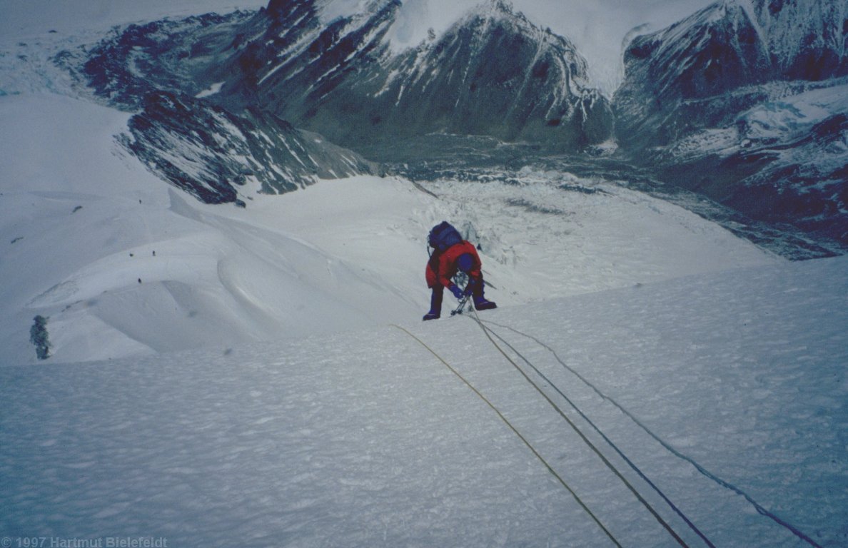 Am Ende der Fixseile oberhalb des Eisbruchs