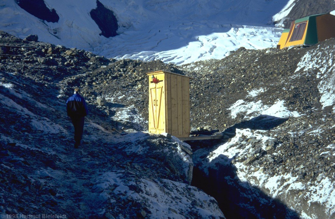 Das Örtchen ist über eine Gletscherspalte gebaut.