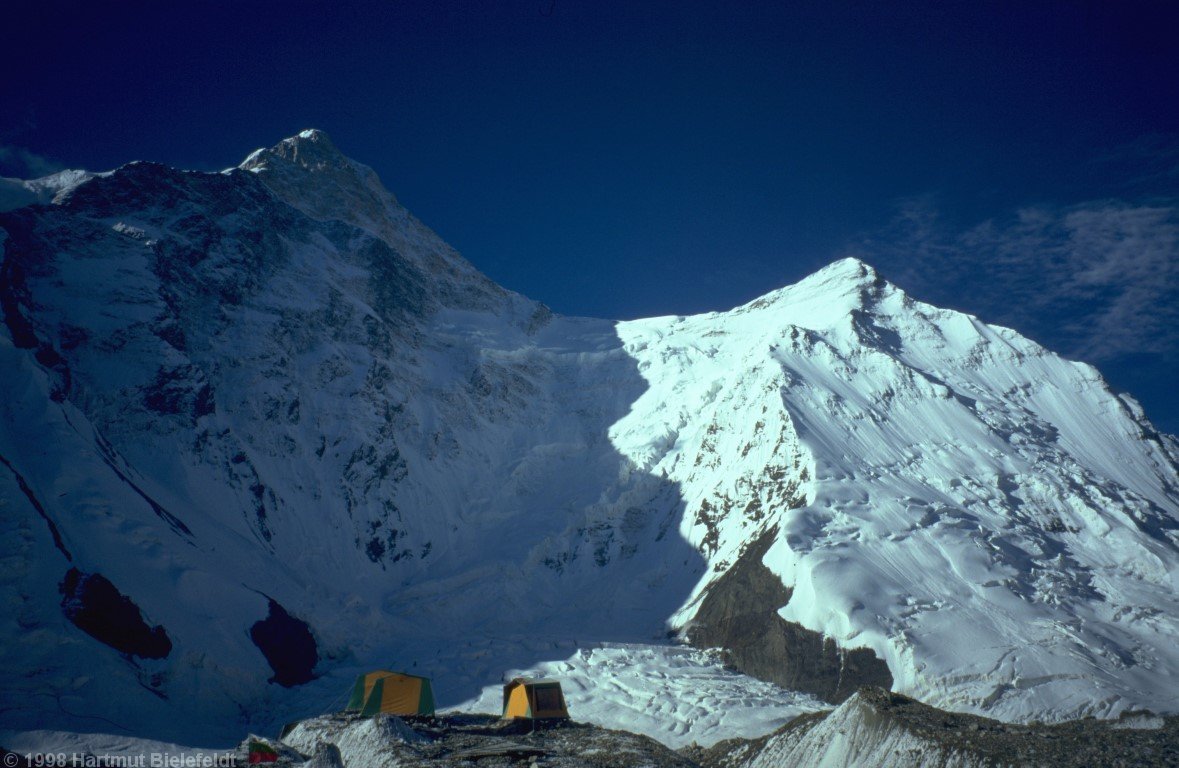 Die Route verläuft über den Grat auf den Pik Tschapajev Nord und von dort nach links (verdeckt) zum Khan Tengri.